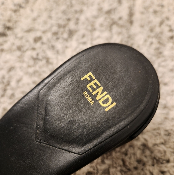 Fendi sandals with a block heel. - Picture 4 of 10